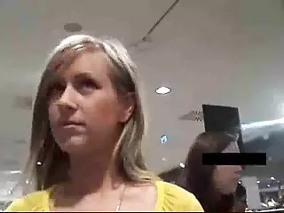 Visvleesvrouw geneukt sexfilmpjes trio in de gootsteen