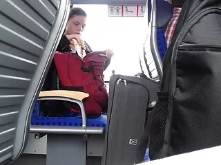 Een buurman met grote borsten gaf een man gratis sex filmpjes een pijpbeurt tijdens een familiefeest