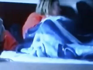 Domina's sex filmpjes slanke hand baant de lul van de man en neukte hem met een voorbinddildo in de kont