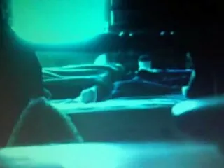 Meisje in minirokje in hamster sex filmpjes de wasmachine is saai