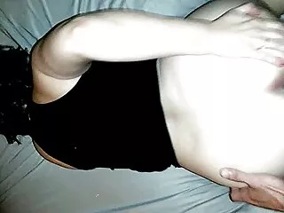 Vrouw met krullend haar gratis sexfilmphes neemt haar mond